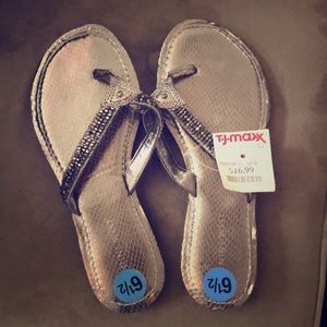 NWT Nine west flip flops pewter sz 6.5